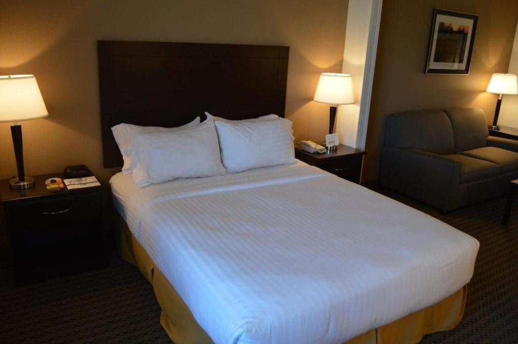 Holiday Inn Express & Suites Winner By Ihg Esterno foto