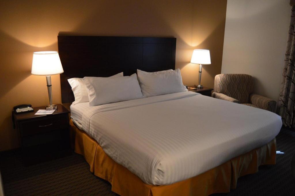 Holiday Inn Express & Suites Winner By Ihg Esterno foto